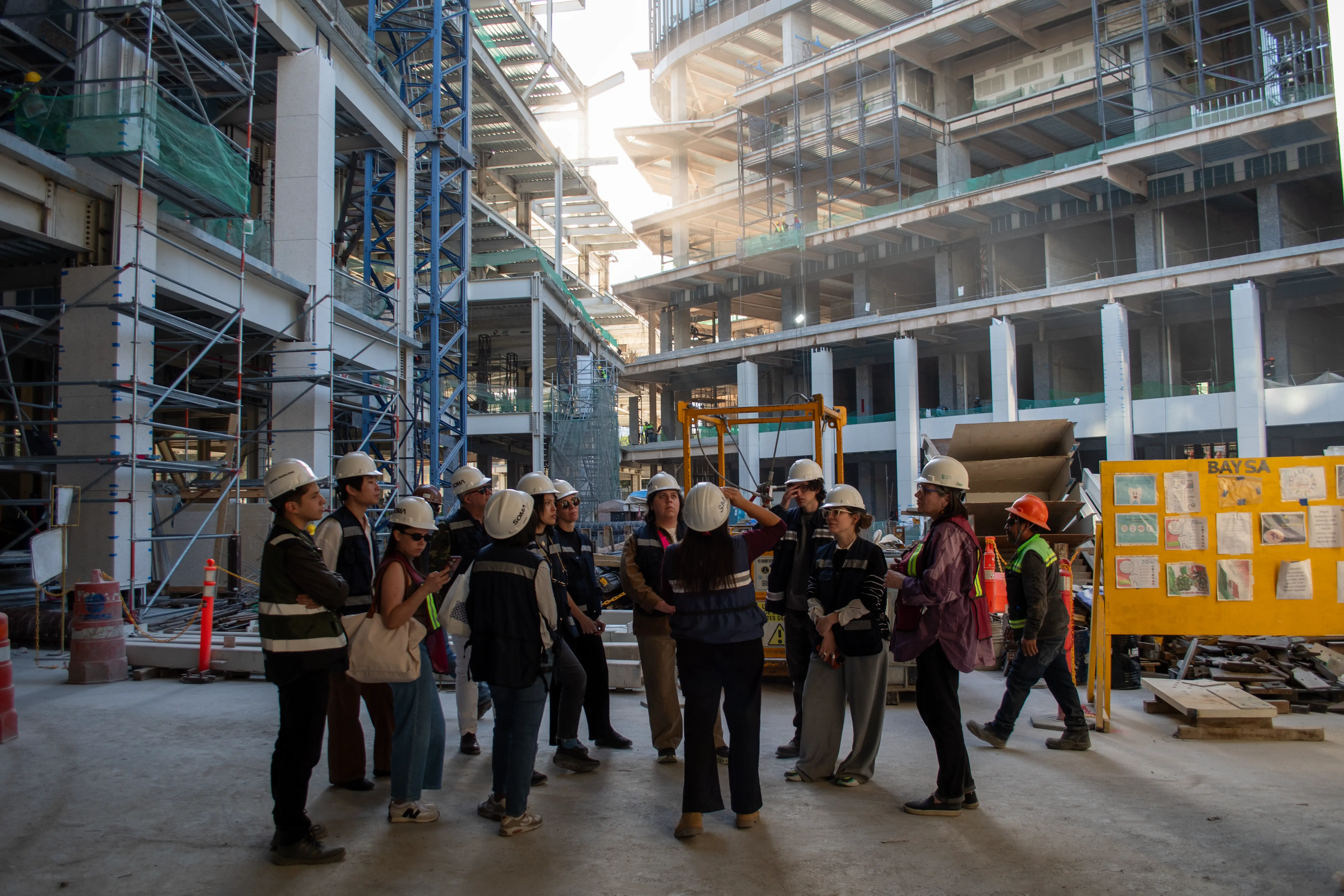 Estudiantes de CENTRO en un recorrido de obra